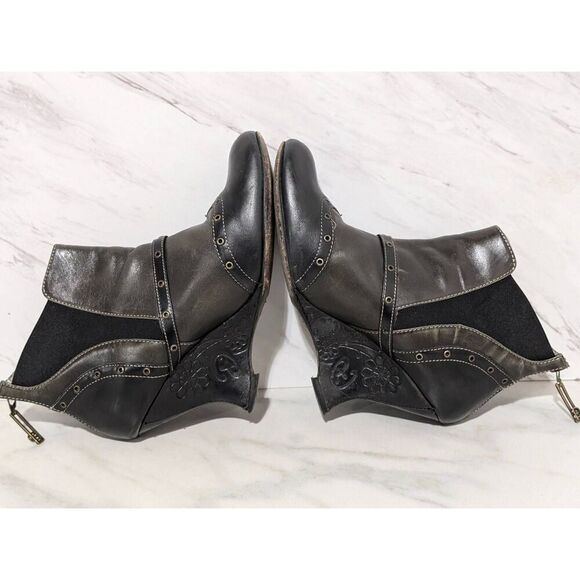Dione Women's Gray & Black Solid Almond Toe Leather Bootie Size 4 - Picture 6 of 11